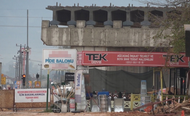 Köprülü kavşağı durduran fırın yıkıldı!