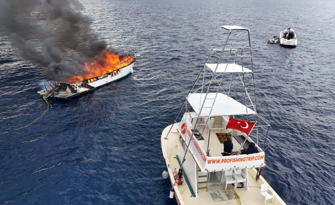 Lüks tekne alev alev yandı!