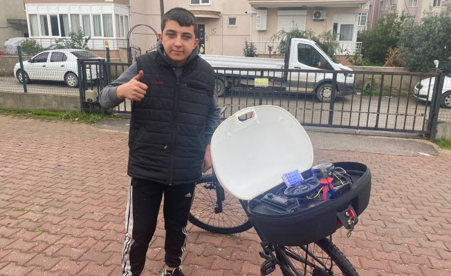 Müzik sevgisini bisikletine taşıdı