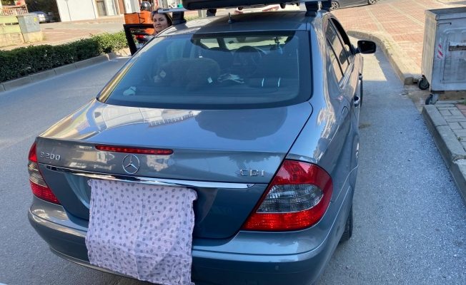 Plakası bezle kapatılan Mercedes plakasız çıktı