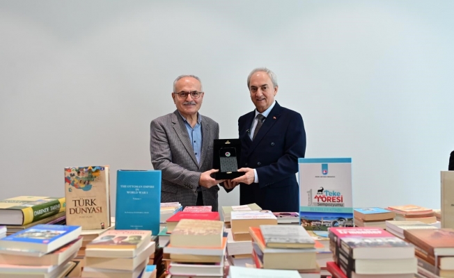 Prof. Dr. Fahrettin Tızlak’tan Antalya Kütüphanesi’ne 2000 kitaplık değerli bağış