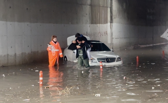 Suda mahsur kalan araçtaki 2 kişiyi itfaiye ekipleri kurtardı
