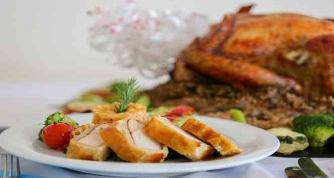 Yılbaşı akşamında yemek yerken pişman etmeyecek 10 altın kural