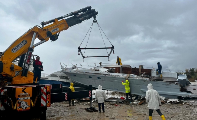 Aksu'da hortumun vurduğu tekneler vinçlerle kurtarılıyor