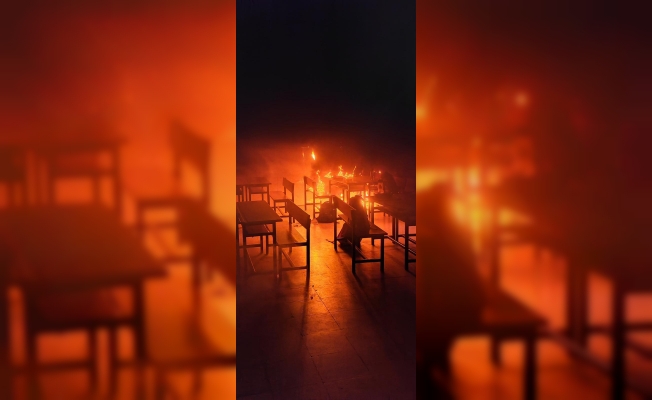  Alanya'da ilkokul sınıfının klima ünitesinde çıkan yangın korkuttu