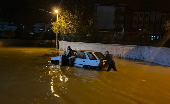 Antalya'da sağanak yolları göle çevirdi, iş yerlerini sular bastı, araçlar mahsur kaldı