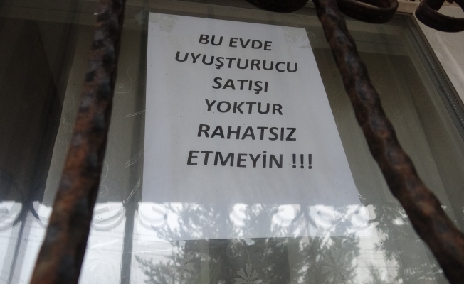 Bağımlılardan bıktı, evini camına "Bu evde uyuşturucu satışı yoktur, rahatsız etmeyin" yazlı not astı