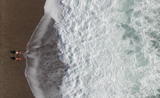 Bir hafta aradan sonra güneşi gören Antalyalılar sahile akın etti