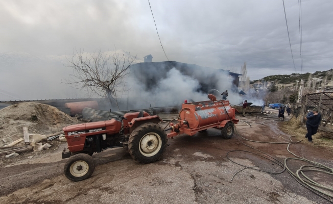 Çıkan yangında ev küle döndü, 1 kişi dumandan etkilendi, 3 hayvan telef oldu