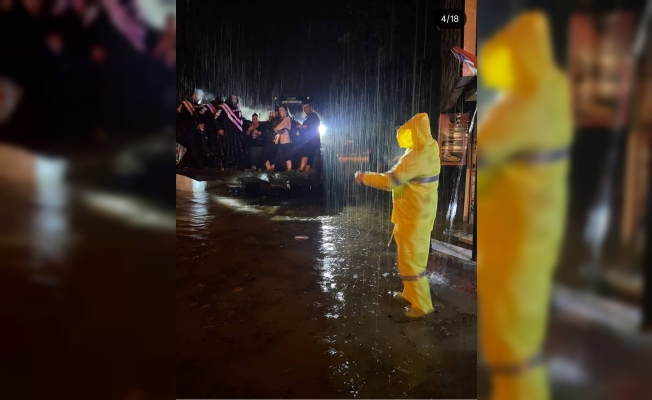 Kemer'de sağanak yağışta mahsur kalanları jandarma kurtardı