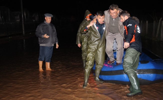 Seralarda çalışan tarım işçilerinin evlerini de su bastı