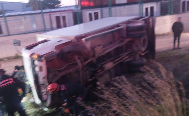  Serik'te devrilen kamyonetin sürücüsü ağır yaralandı!