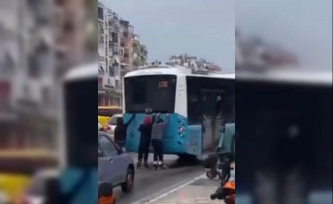 Seyir halindeki araçlara tutunarak patenle yolculuk yapan 2 çocuğa adli işlem