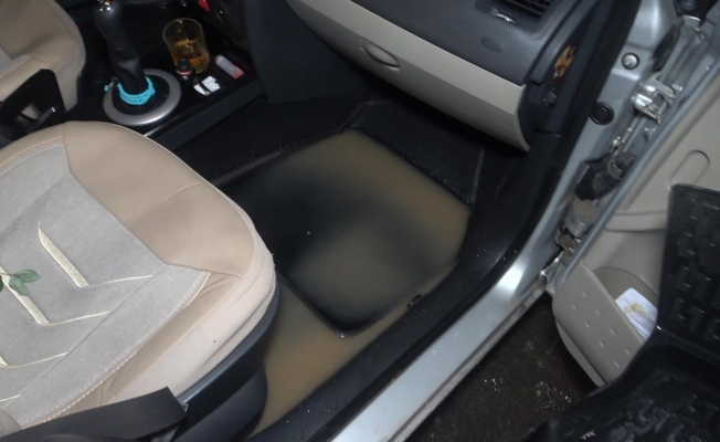 Taşan dere nedeniyle sitenin bahçesi ve araçlar su içinde kaldı