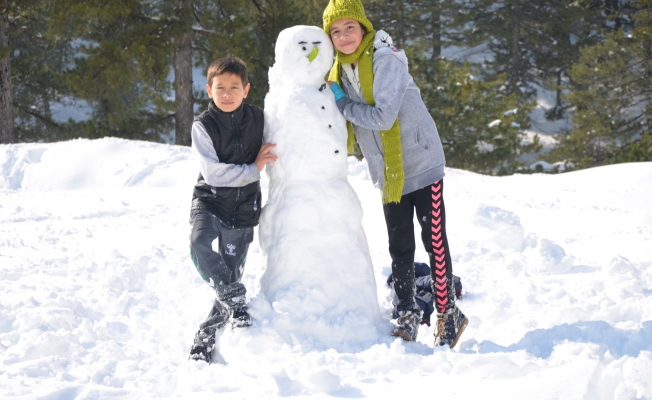 Torosların zirveleri beyaza büründü, Antalyalılar kar keyfini doyasıya yaşadı