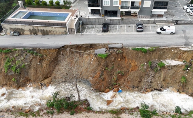 Alanya'da şiddetli yağış sonrası heyelan oluştu, yol çöktü