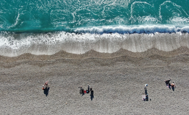 Antalya'da bir gün arayla iki mevsim: Dün sağanak ve fırtına, bugün deniz keyfi