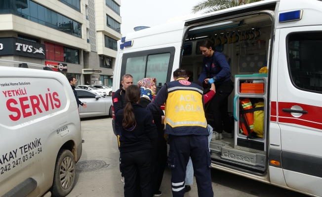  Antalya'da otomobil ile hafif ticari kavşakta çarpıştı: 3 yaralı