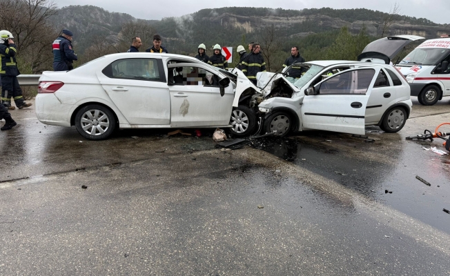 Antalya-Isparta yolunda iki otomobil kafa kafaya çarpıştı: 6 ölü, 6 yaralı