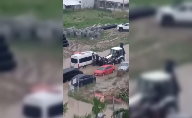 Antalya’da kuvvetli sağanak taşkınlara yol açtı minibüste mahsur kalanlar kepçe yardımıyla kurtarıldı!