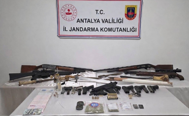 Antalya’da operasyon yapılan evde çok sayıda silah ele geçirildi
