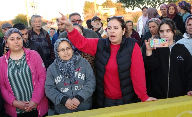 Arazi sahiplerinin mahkeme kararıyla kapattırdığı yol mahalle sakinlerini isyan ettirdi