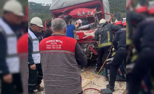 Cenaze taşıyan vatandaşlara yol vermek için durdu! Neye uğradığını şaşırdı...