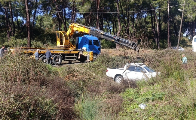  Dereye uçan kamyonetten yara almadan kurtuldu