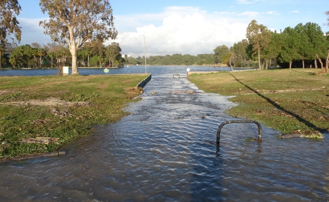  Manavgat'ta dev dalgalar Titreyengöl'ü denizle birleştirdi