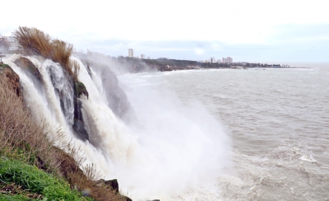Şelale şiddetli rüzgarla tersine çağladı, denizin rengi kahverengiye büründü