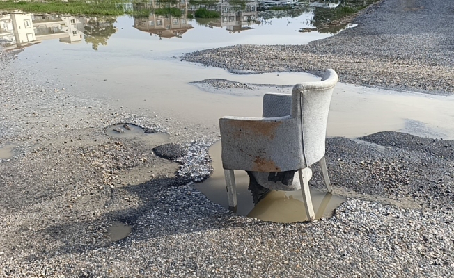  Yağışların sebep olduğu yoldaki çukura koltuklu önlem