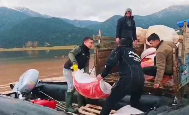 Yaylada mahsur kalan çoban ve yüzlerce hayvana botla yem ile erzak taşıdılar