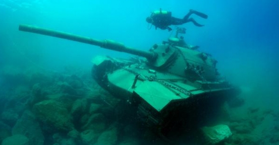 45 tonluk tank Güvercin Adası'na taşınarak yeniden batırıldı