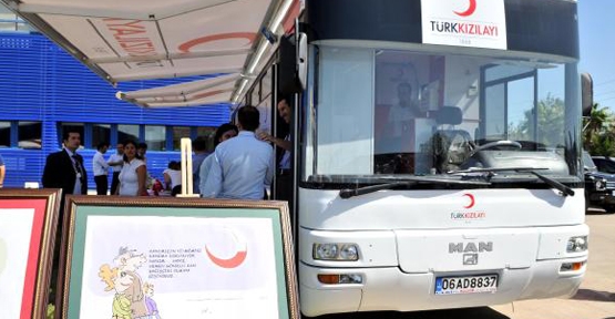 ADOPEN'den Kızılay'a mobil kan bağışı otobüsü
