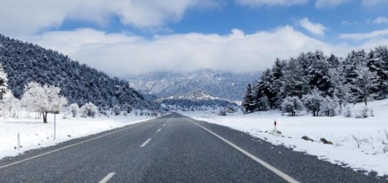 Akseki'nin yüksek kesimlerine kar yağdı