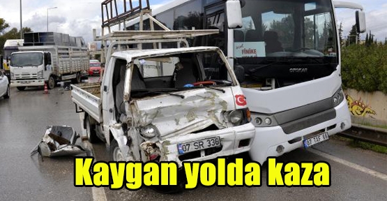 ANTALYA'da kaygan yolda 2 kamyonet ve midibüsün karıştığı kazada 1 kişi yaralandı.