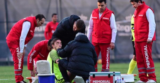 Antalyaspor kalecisi Ozan'ın burnu kırıldı