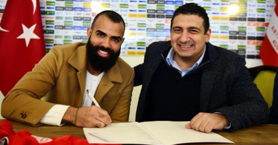 Antalyaspor Sandro'yla imzaladı