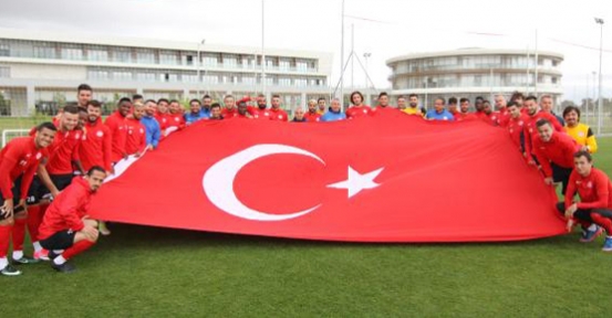 Antalyasporlu futbolcular 19 Mayıs bayrağı açtı