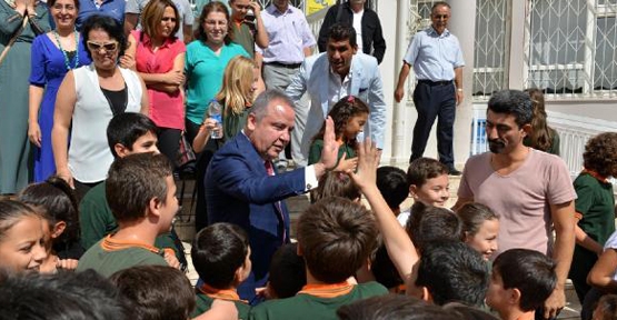 Başkan Böcek'e öğrencilerden sevgi gösterisi