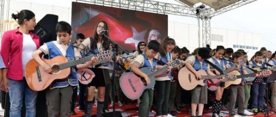 Çocuklar çalacak anne ve babalar söyleyecek