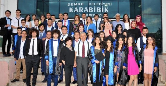Demre'de mezuniyet coşkusu Demre'de mezuniyet coşkusu