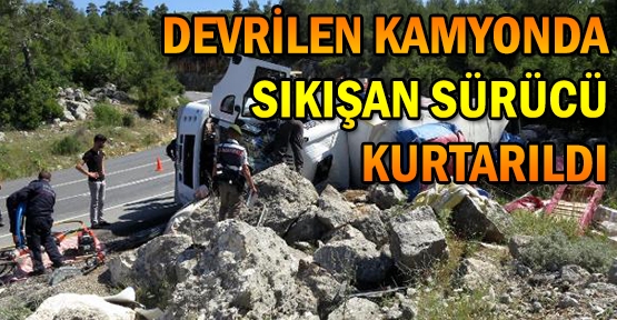 Devrilen kamyonda sıkışan sürücü kurtarıldı