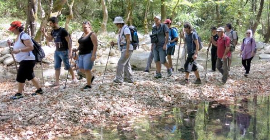 Doğa tutkunları kanyon için yürüdü