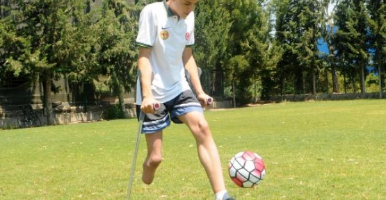 Emre, engel tanımadı ve futbolla hayata tutundu