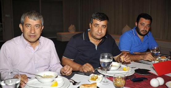 Gazetecilerle iftarda buluştu