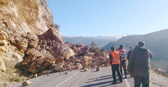 Heyelan yolu ulaşıma kapattı