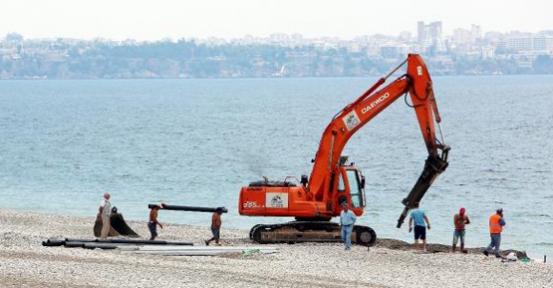 İş makineleri sahili sezona hazırlıyor