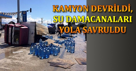 Kamyon devrildi, su damacanaları yola savruldu