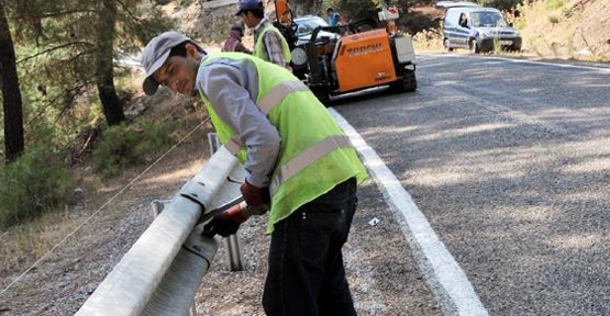 Kaş'ın yayla yollarına çelik bariyer